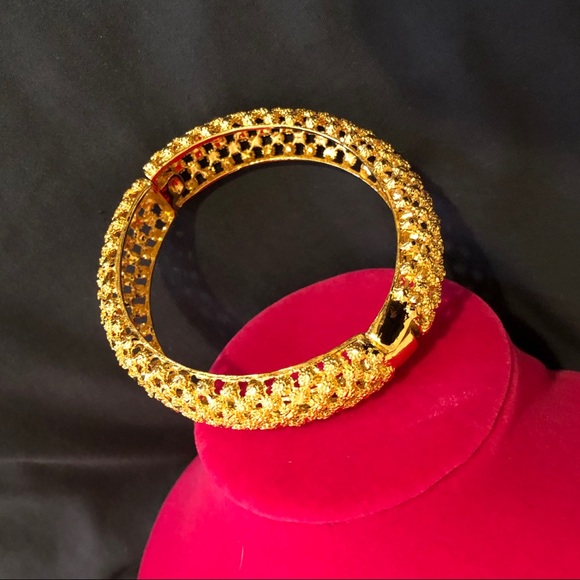❌SOLD❌14k Gold Plated Barrel Design Bangle - Picture 4 of 8